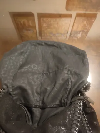 Bolso negro con cadenas