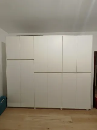 Armadio in legno laccato bianco opaco