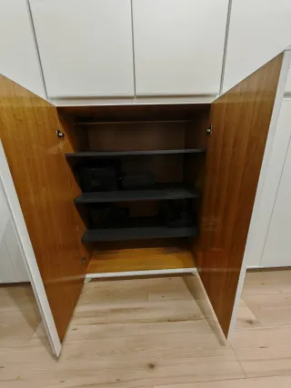 Armadio in legno laccato bianco opaco