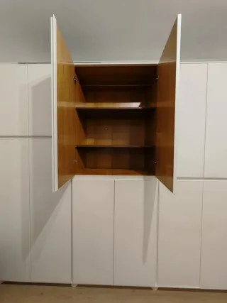 Armadio in legno laccato bianco opaco