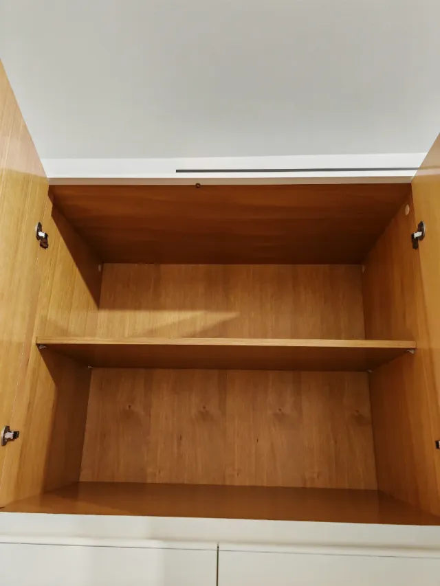 Armadio in legno laccato bianco opaco