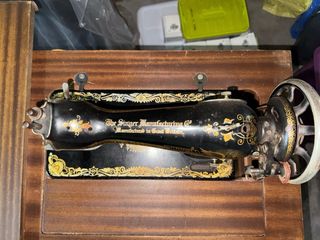 Máquina de coser Singer antigua con mueble
