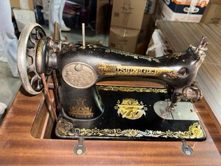 Máquina de coser Singer antigua con mueble