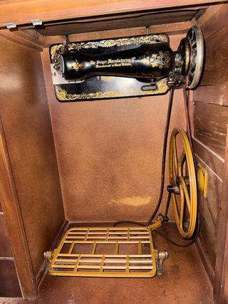 Máquina de coser Singer antigua con mueble