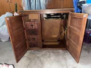 Máquina de coser Singer antigua con mueble