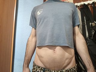 Crop top azul por encima de la barriga