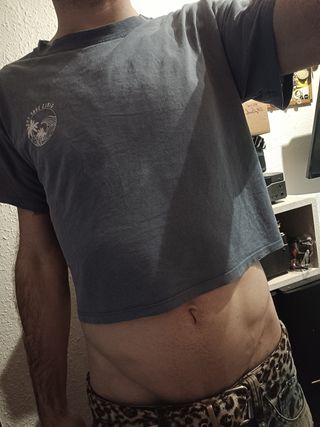 Crop top azul por encima de la barriga