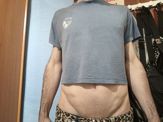 Crop top azul por encima de la barriga