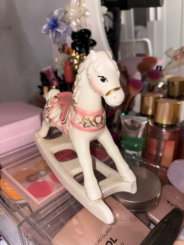 Caballo balancín de cerámica rosa y blanco