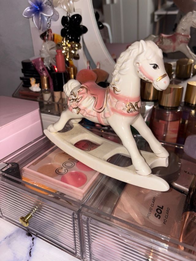 Caballo balancín de cerámica rosa y blanco