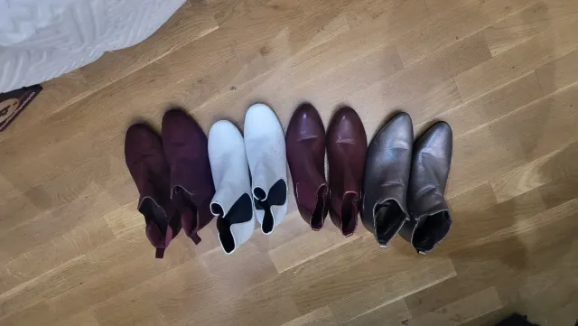 4 pares de botines (morado, plata, blanco)