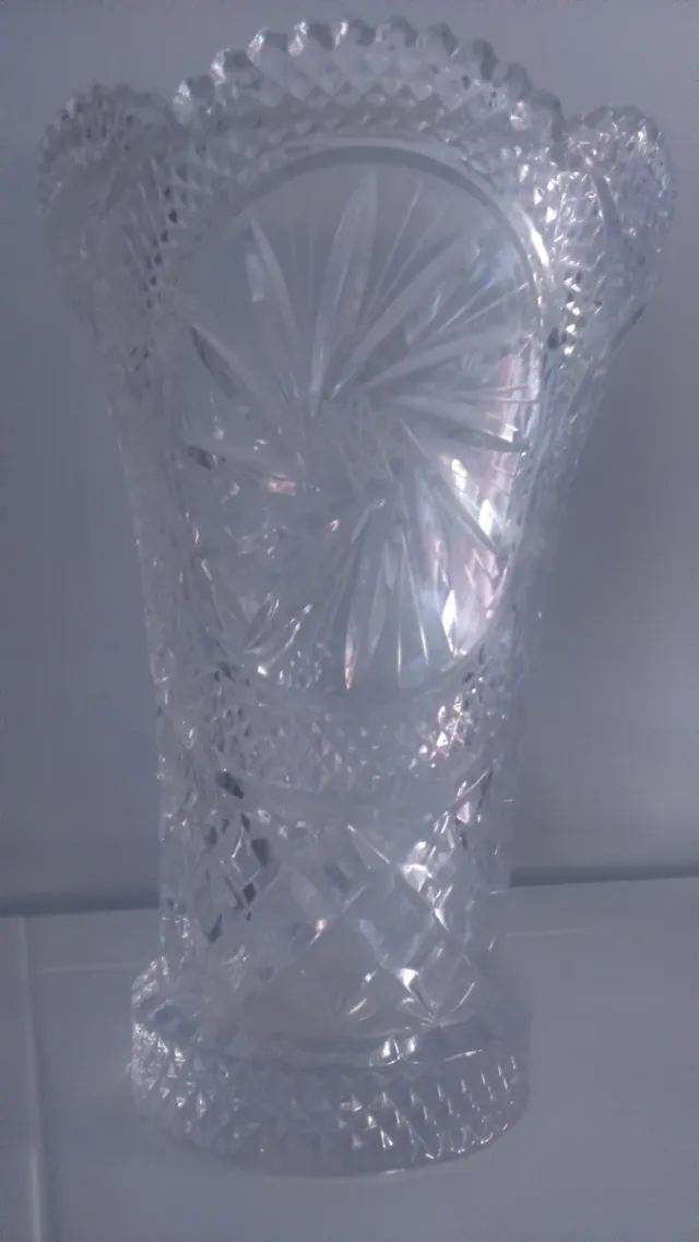 Vaso di vetro intagliato