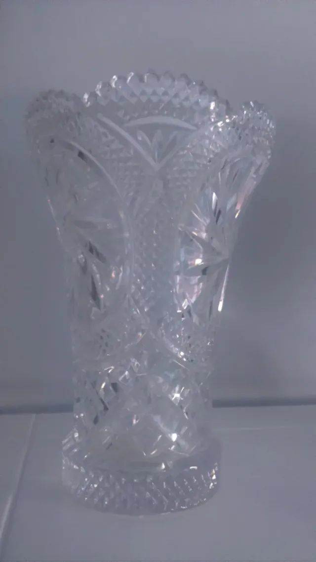 Vaso di vetro intagliato