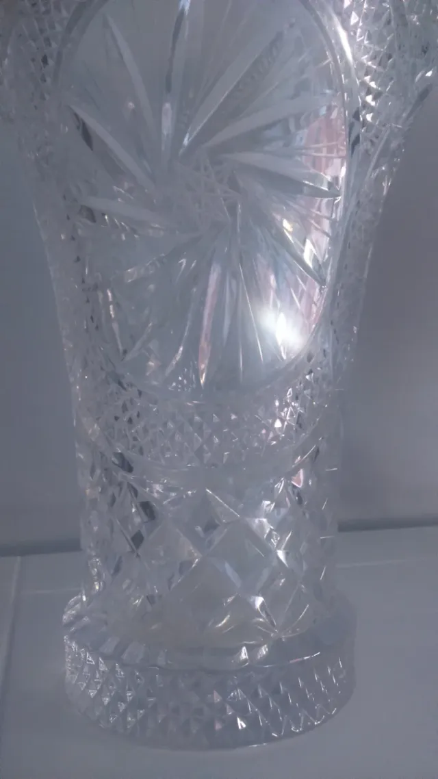 Vaso di vetro intagliato