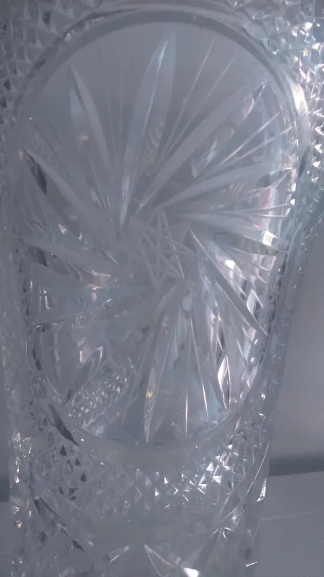 Vaso di vetro intagliato