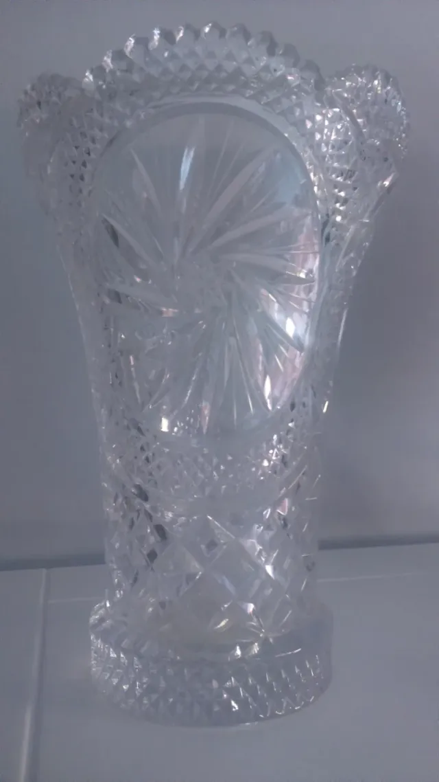 Vaso di vetro intagliato