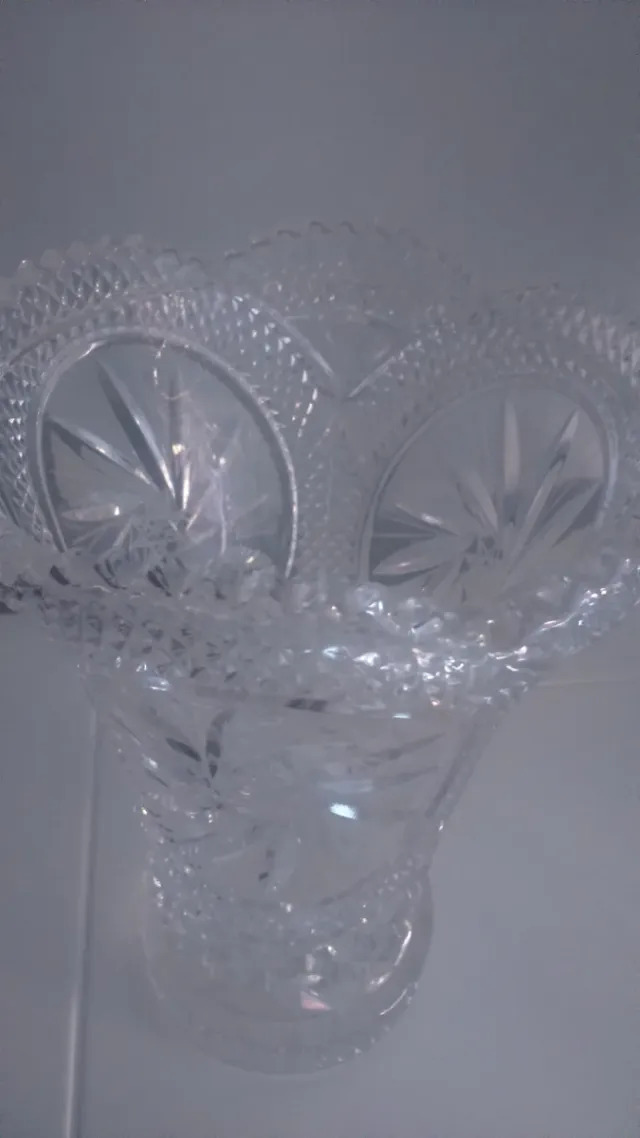 Vaso di vetro intagliato