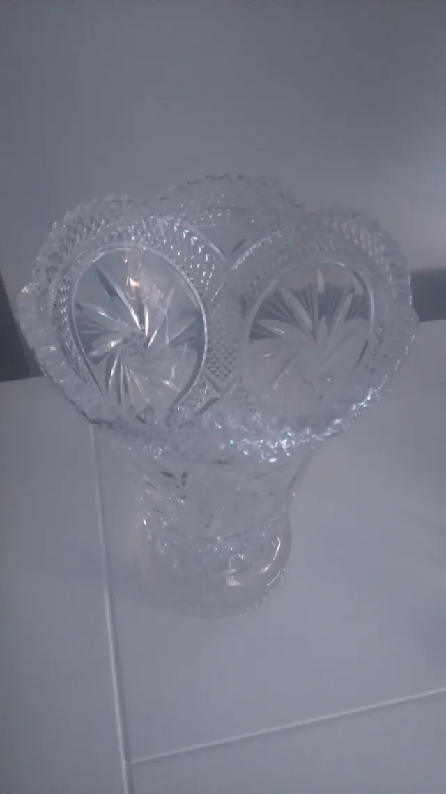 Vaso di vetro intagliato