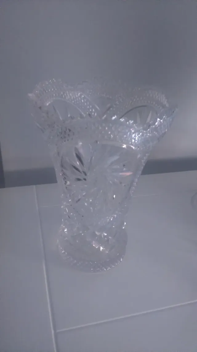 Vaso di vetro intagliato