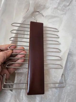 Percha para corbatas y cinturones sin estrenar