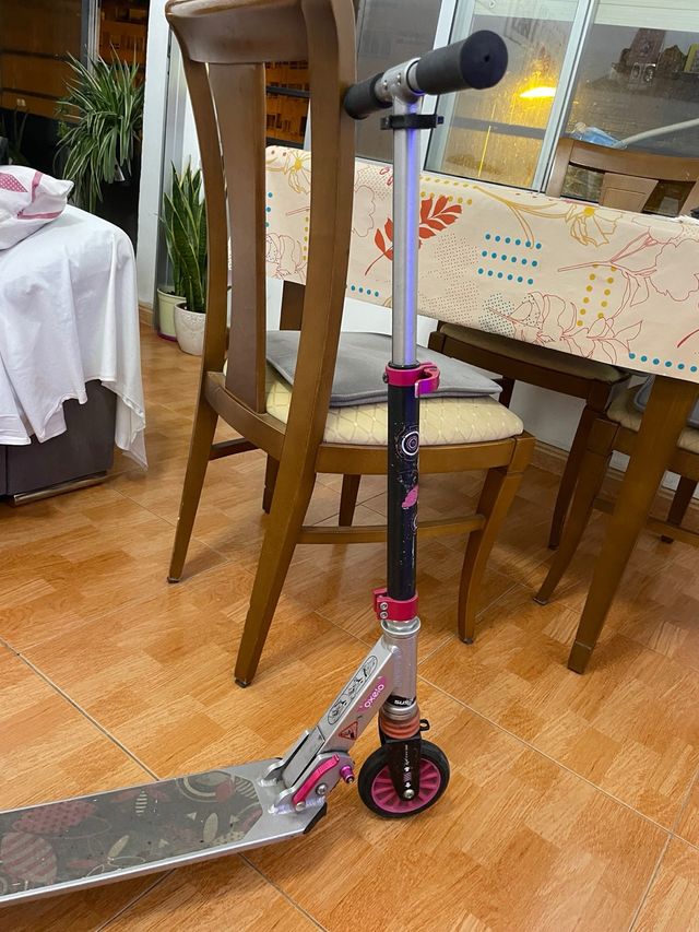 Patinete rosa marca decathon