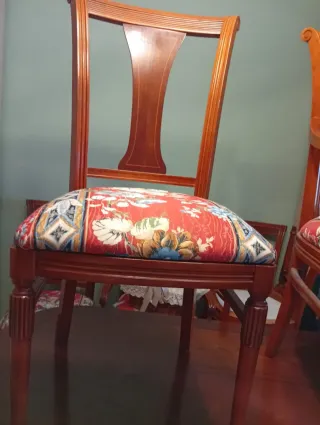 Mesa de comedor y sillas de madera