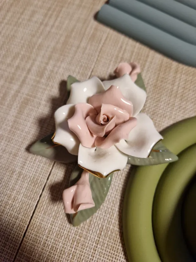 Flor de porcelana rosa y blanca.