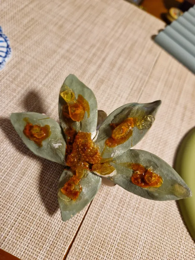 Flor de porcelana rosa y blanca.