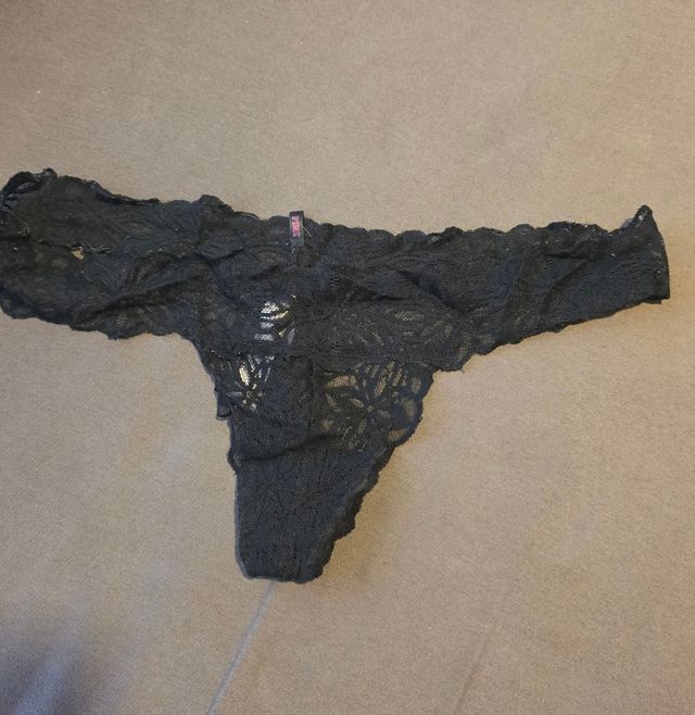 Tanga de encaje negro