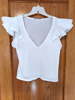 Camiseta blanca con volantes