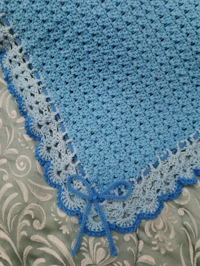 Copertina uncinetto misto lana azzurra