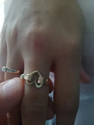 Anillo de oro con diseño de corazón mazizo