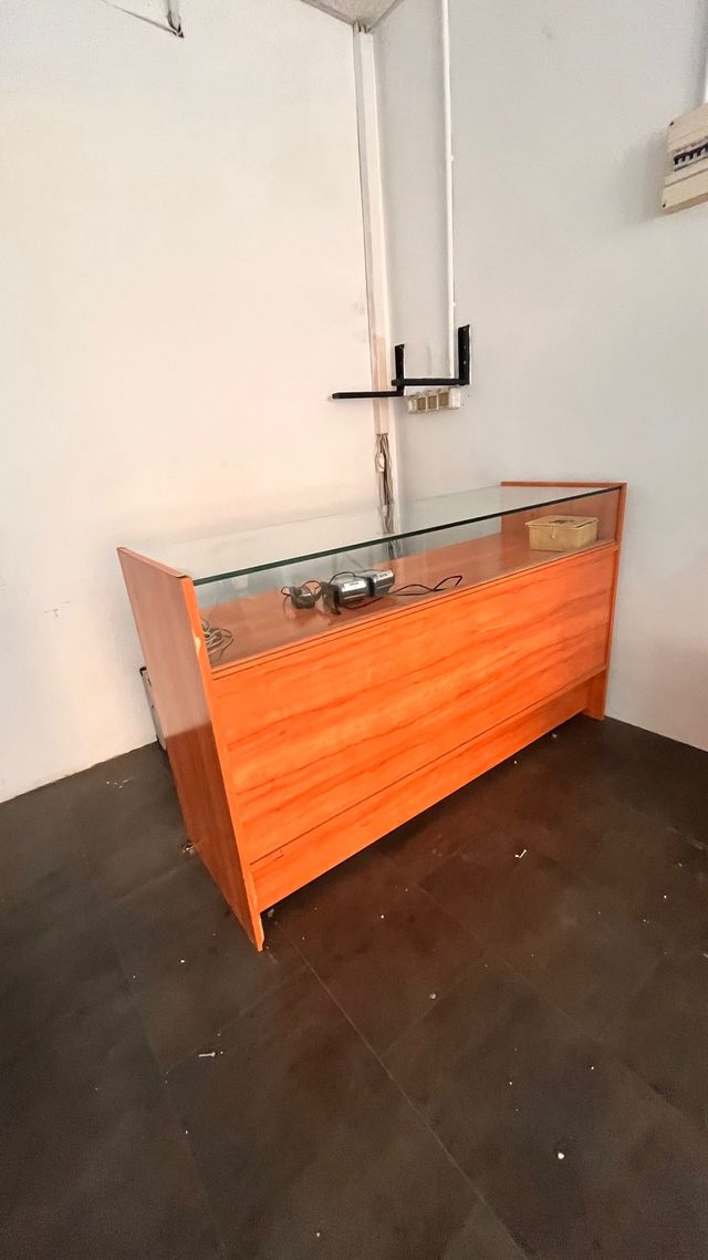 Mostrador de madera y cristal