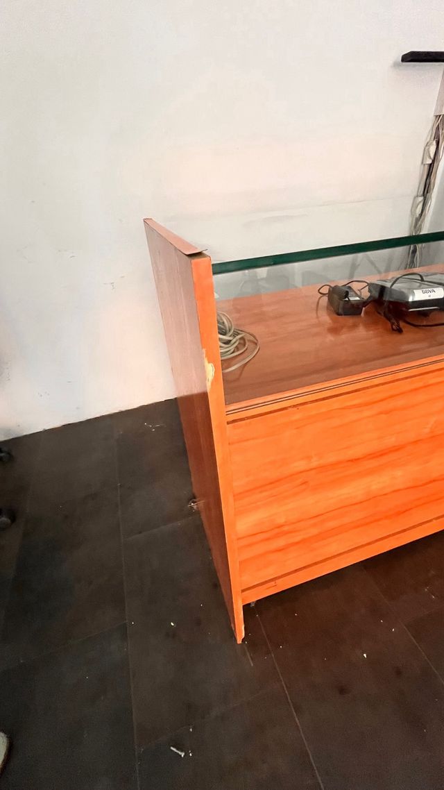 Mostrador de madera y cristal