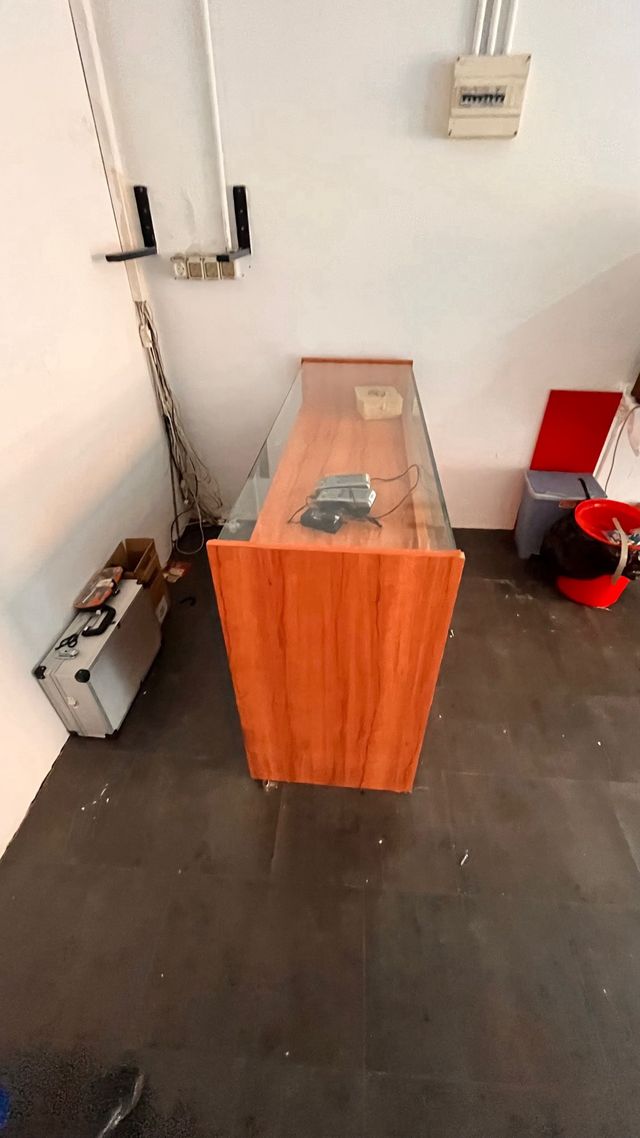 Mostrador de madera y cristal