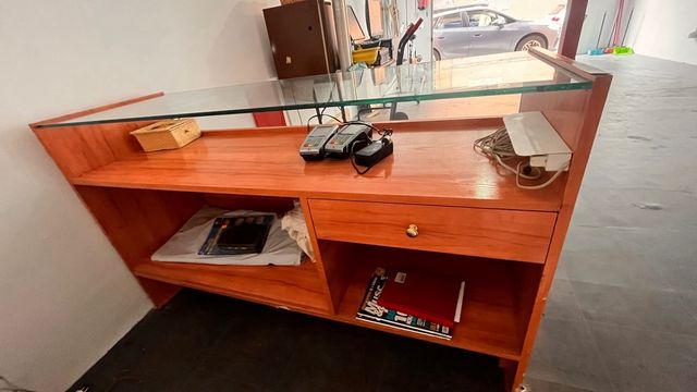 Mostrador de madera y cristal