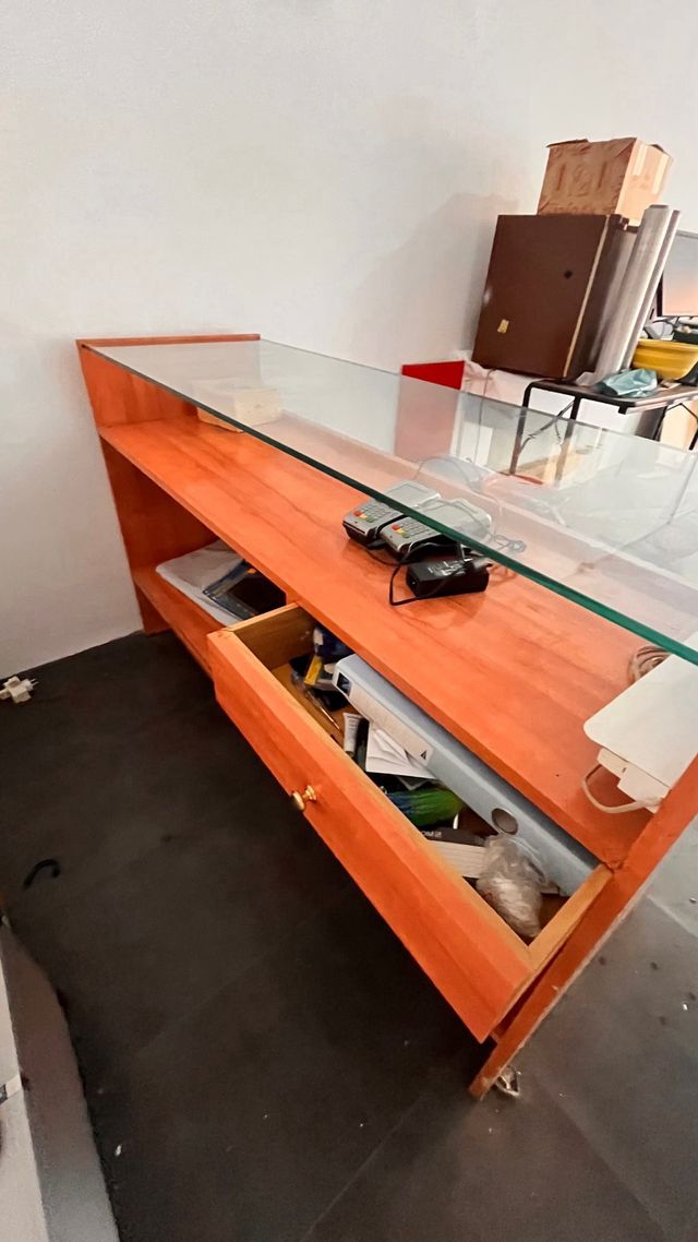 Mostrador de madera y cristal