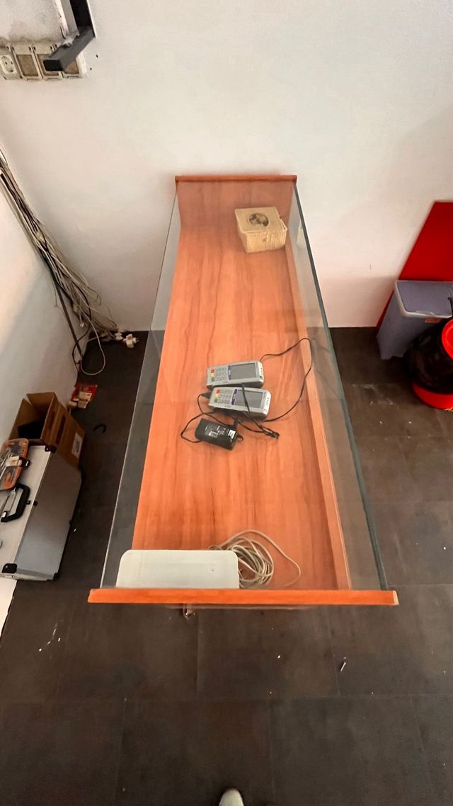 Mostrador de madera y cristal