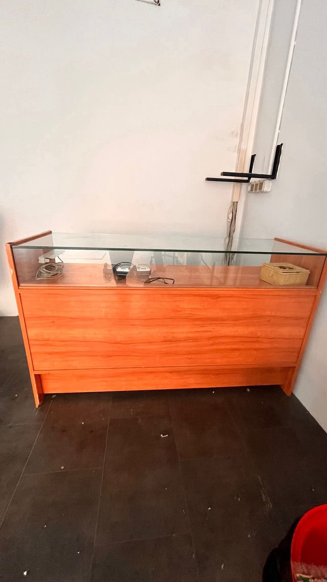 Mostrador de madera y cristal