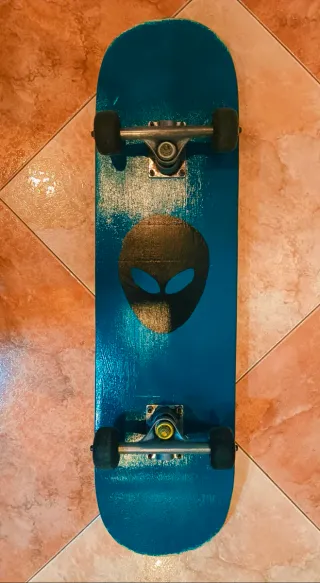 Tabla de skate negra, con diseño de alien, parte t