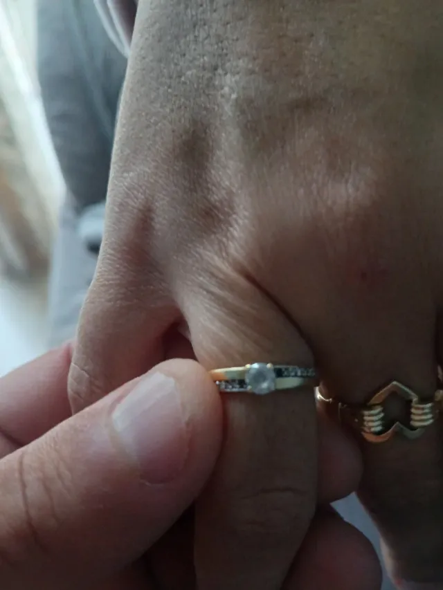 Anillo de oro con circonita