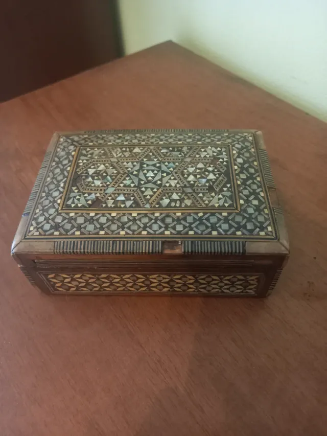 Scatola in madreperla intarsiata