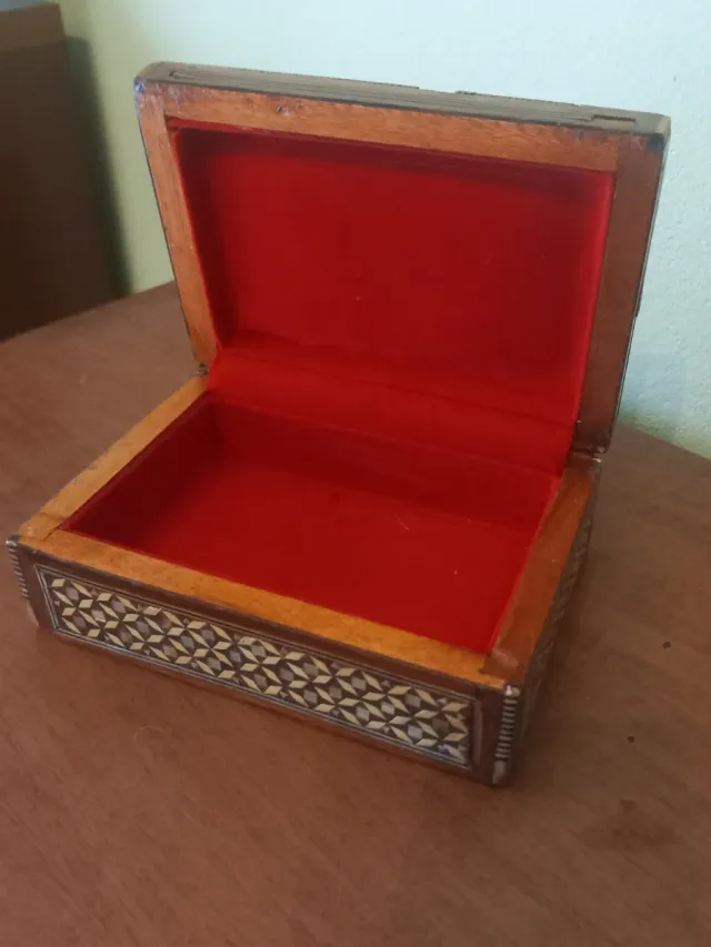 Scatola in madreperla intarsiata