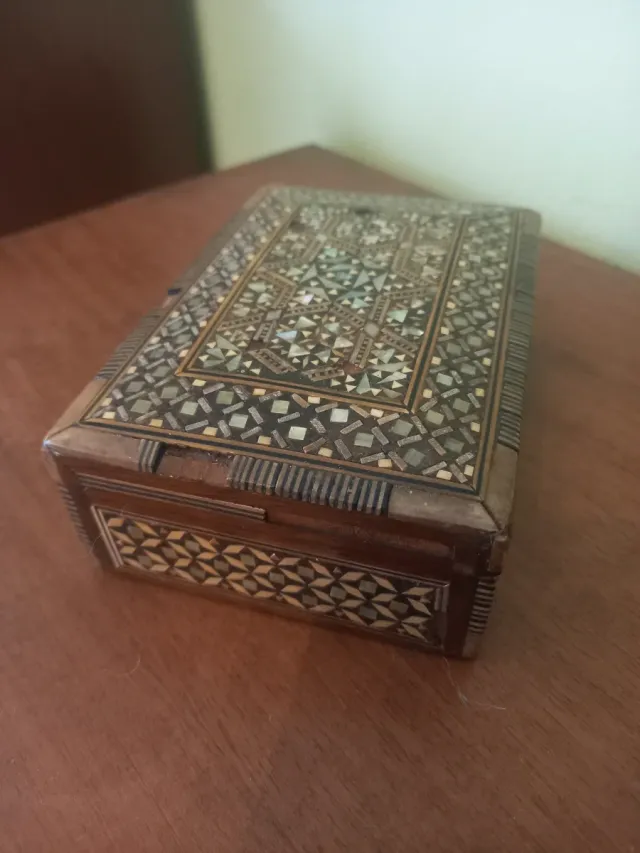 Scatola in madreperla intarsiata