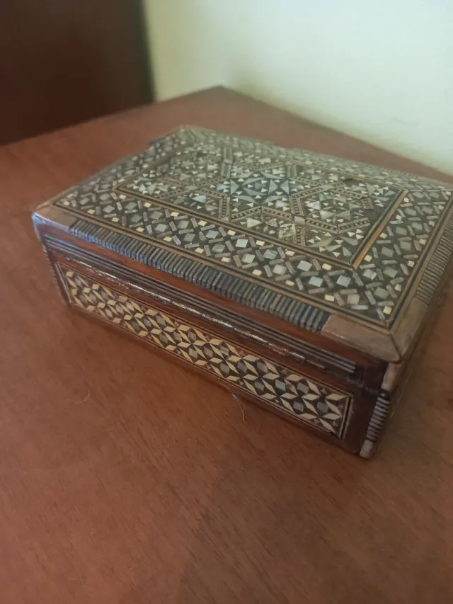 Scatola in madreperla intarsiata