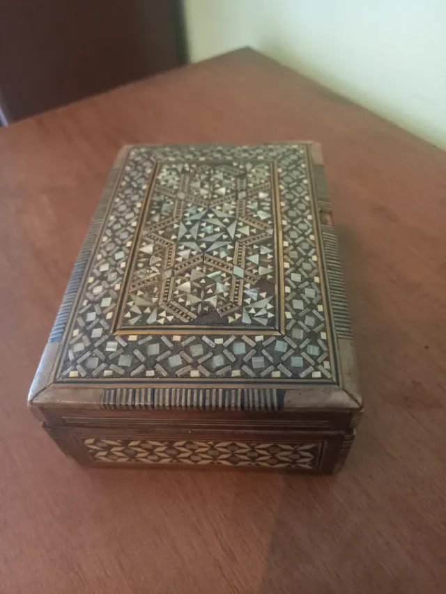 Scatola in madreperla intarsiata