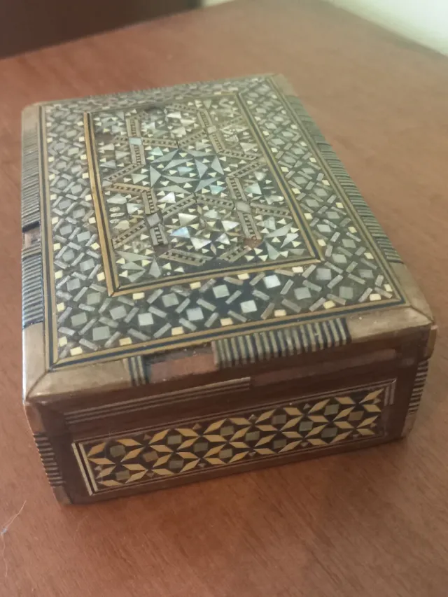Scatola in madreperla intarsiata
