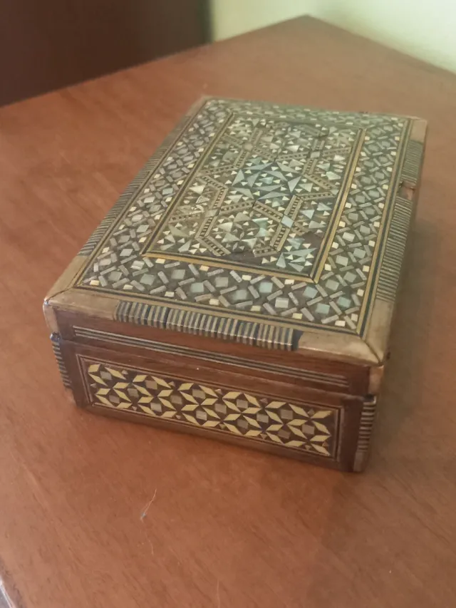 Scatola in madreperla intarsiata