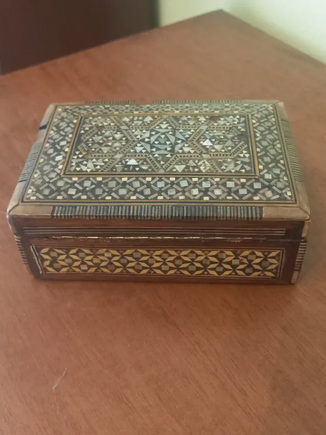 Scatola in madreperla intarsiata