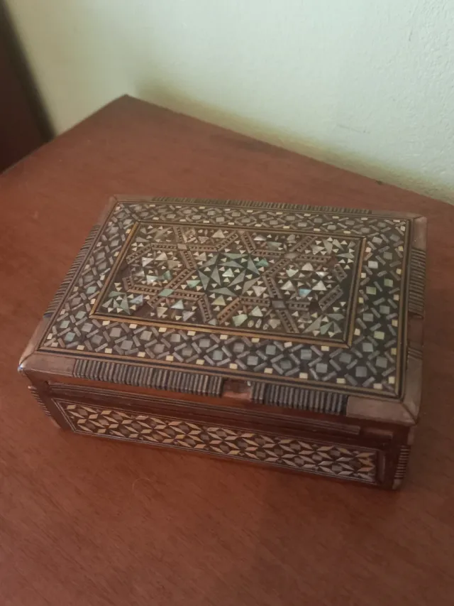 Scatola in madreperla intarsiata